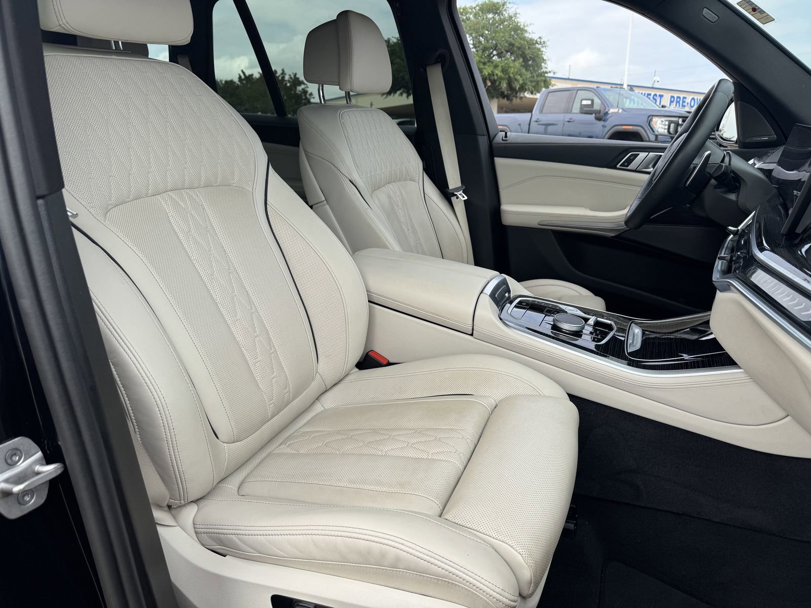 Used 2025 BMW X5 xDrive40i w/ M Sport Package AWD/4WD image 26