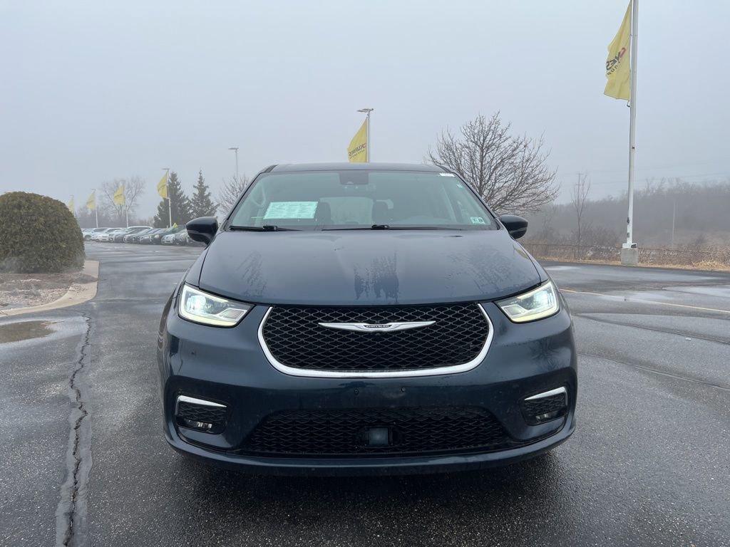 Used 2023 Chrysler Pacifica Touring-L image 2