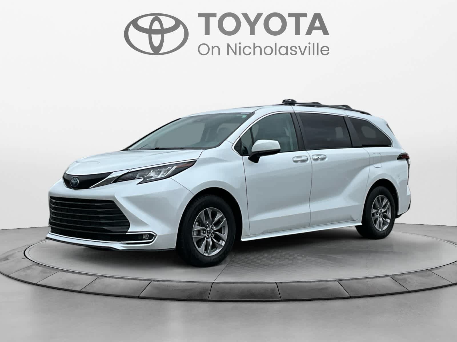Used 2022 Toyota Sienna XLE FWD image 1