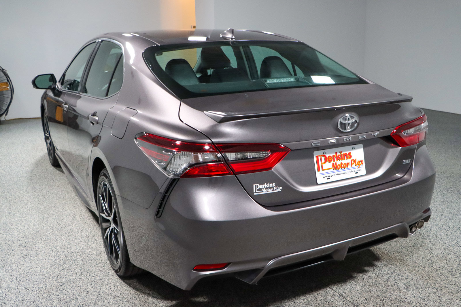 Used 2024 Toyota Camry SE image 9