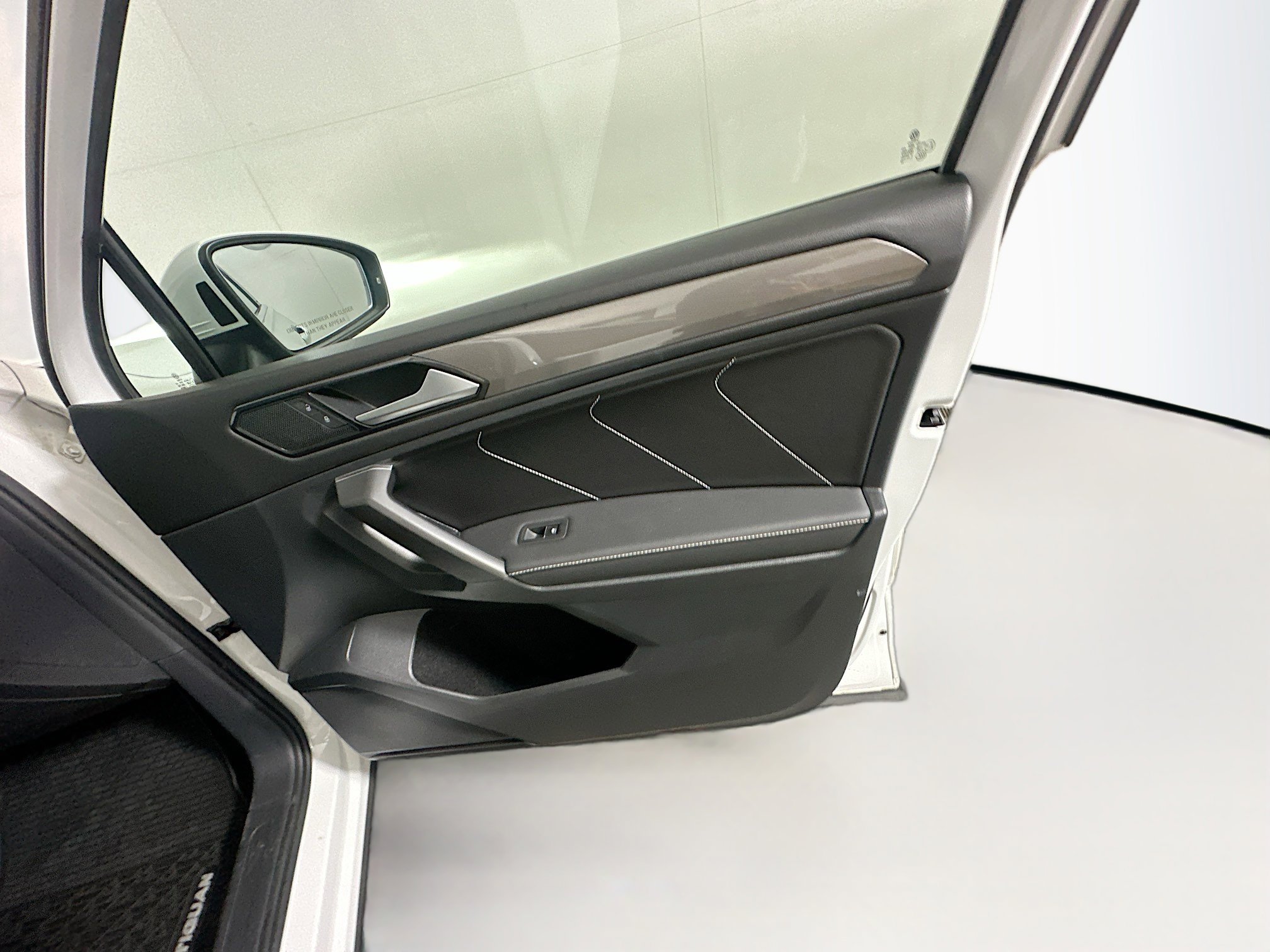 Used 2022 Volkswagen Tiguan SE image 32