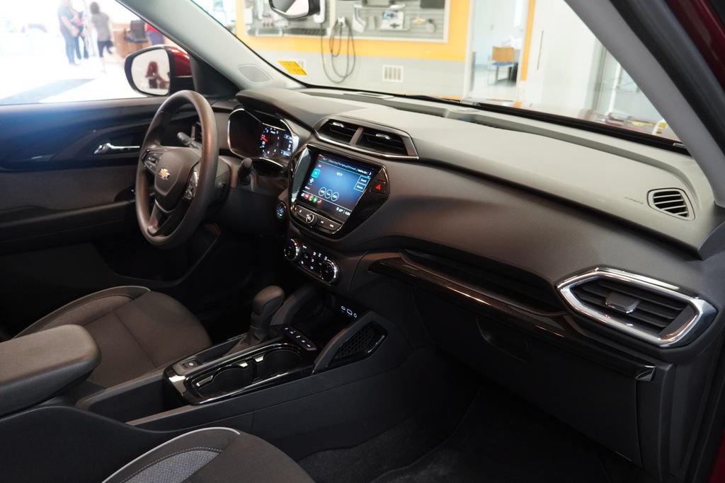 Certified 2023 Chevrolet TrailBlazer LT w/ LPO, Blackout Package AWD/4WD image 29