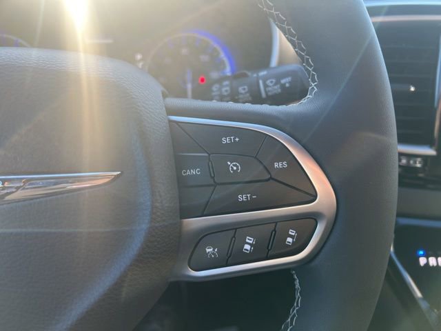 Used 2026 Chrysler Pacifica Select image 34