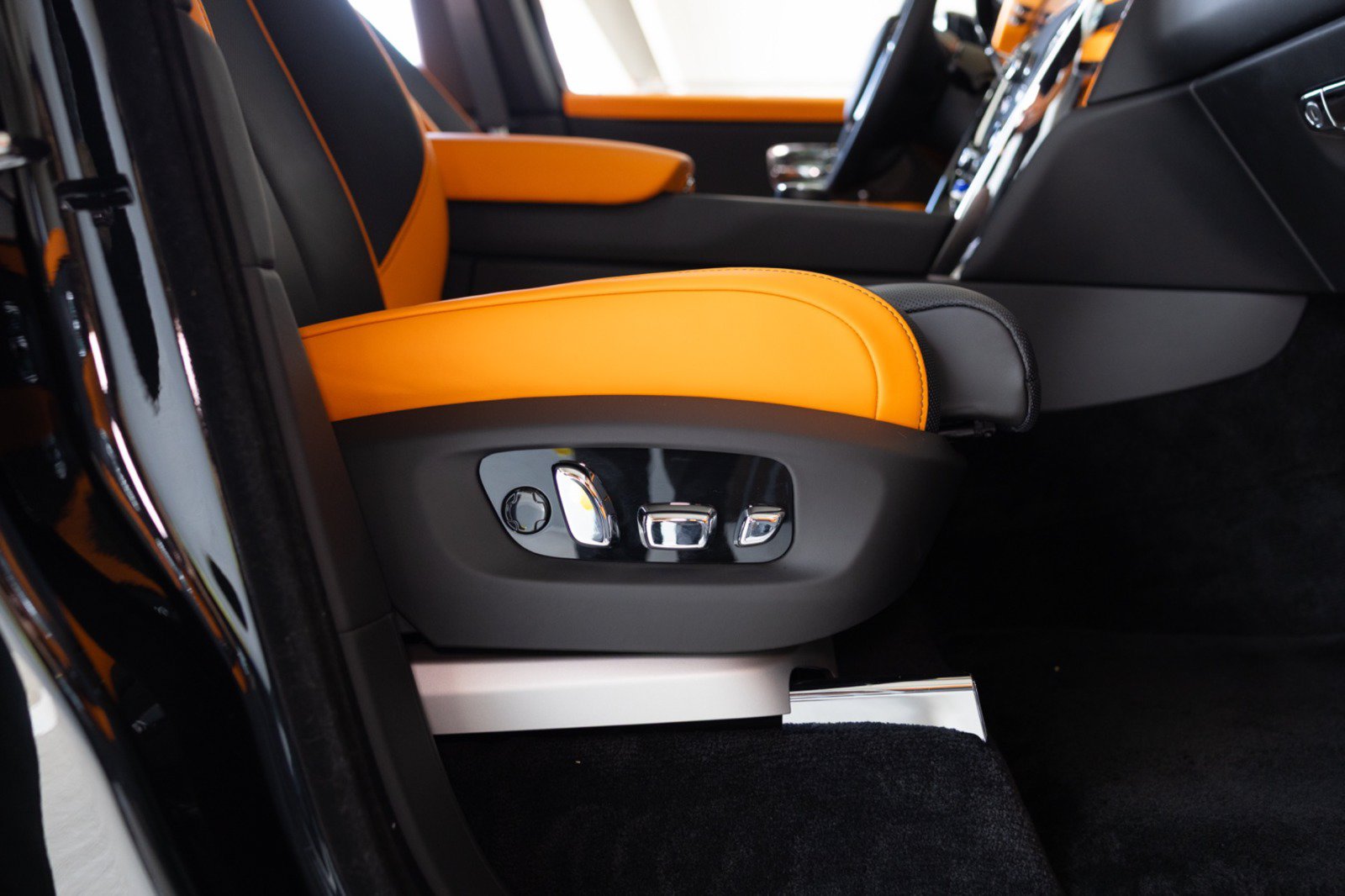 Used 2026 Rolls-Royce Cullinan AWD/4WD image 55