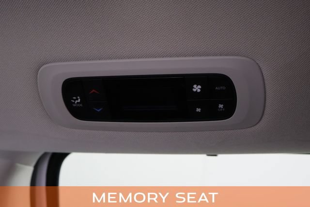 Used 2024 Chrysler Pacifica Touring-L FWD image 18