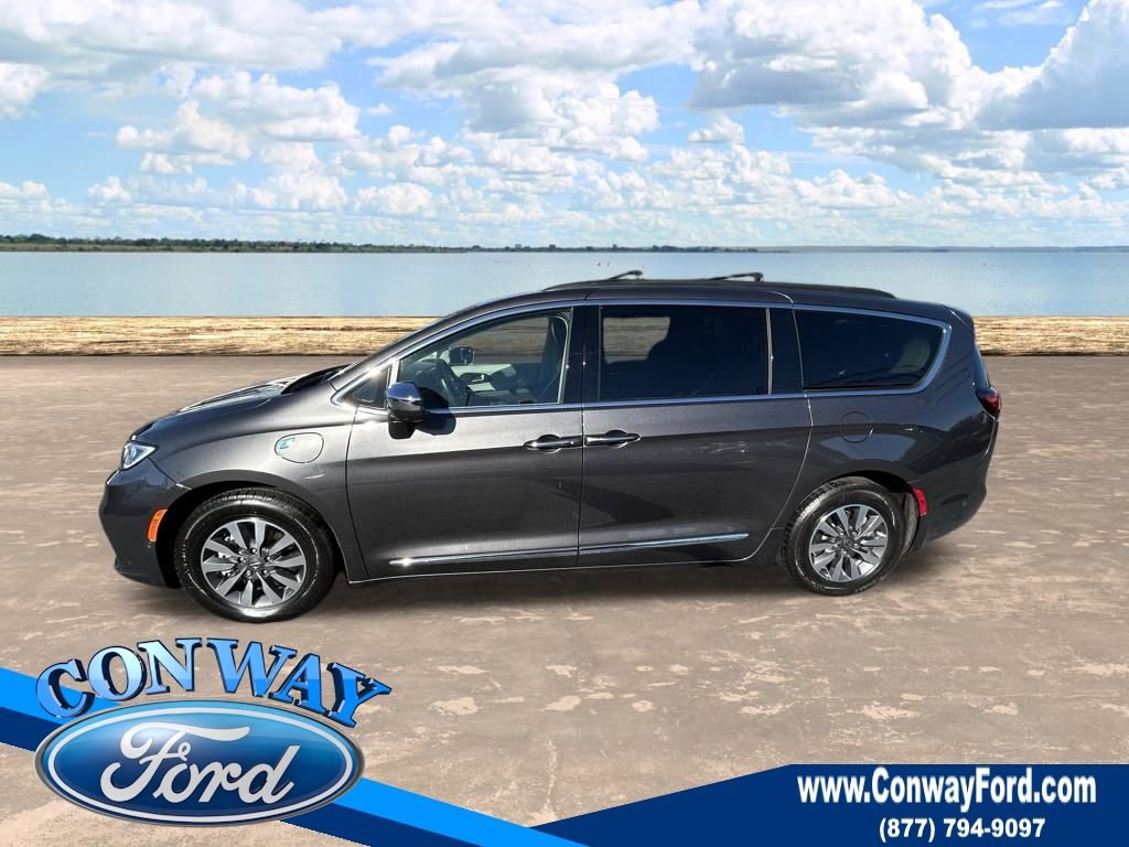 Used 2022 Chrysler Pacifica Limited w/ Uconnect Theater Family Group image 11