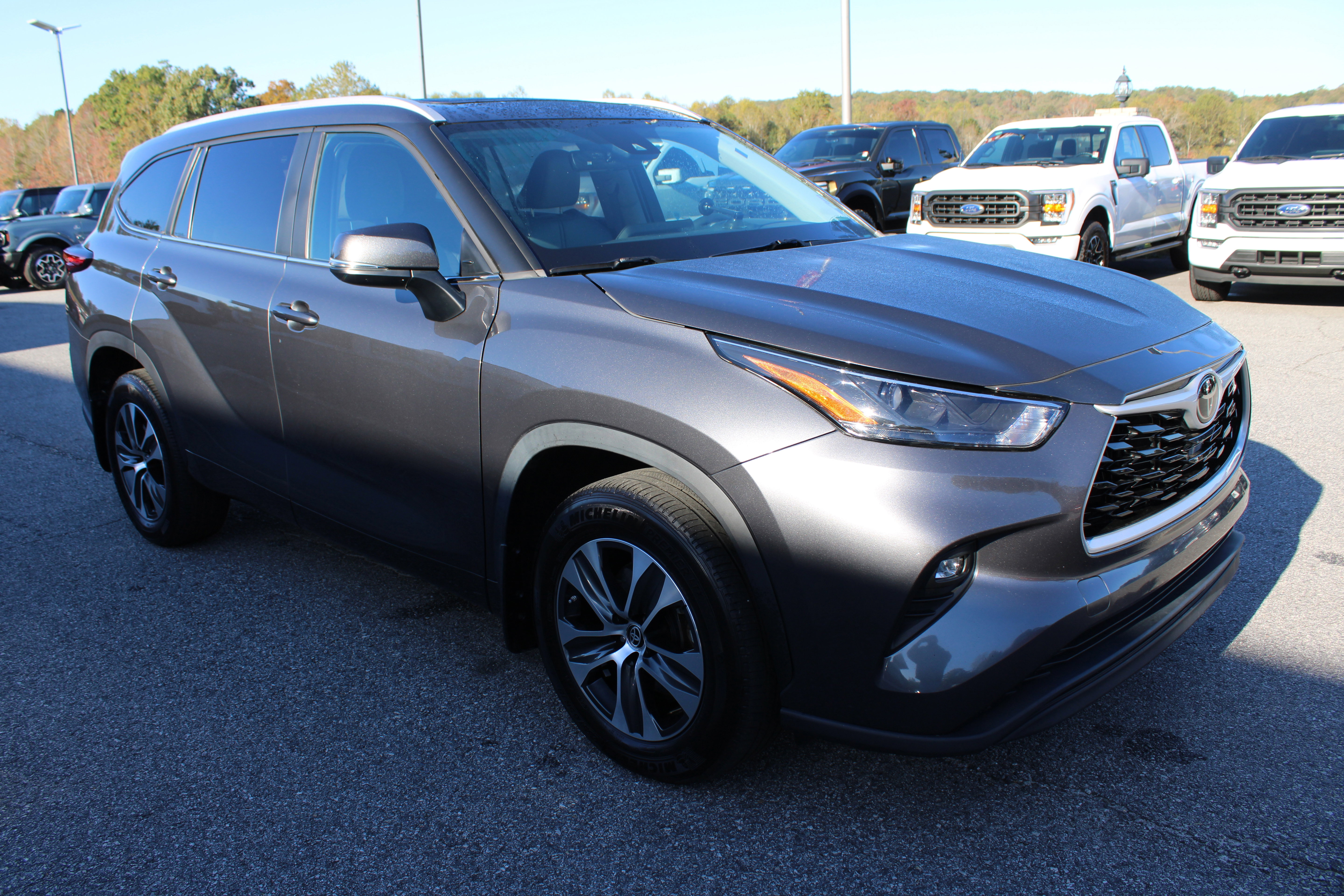Used 2023 Toyota Highlander XLE image 3