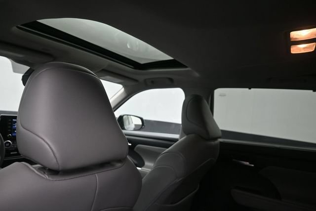Used 2021 Toyota Highlander XLE FWD image 19