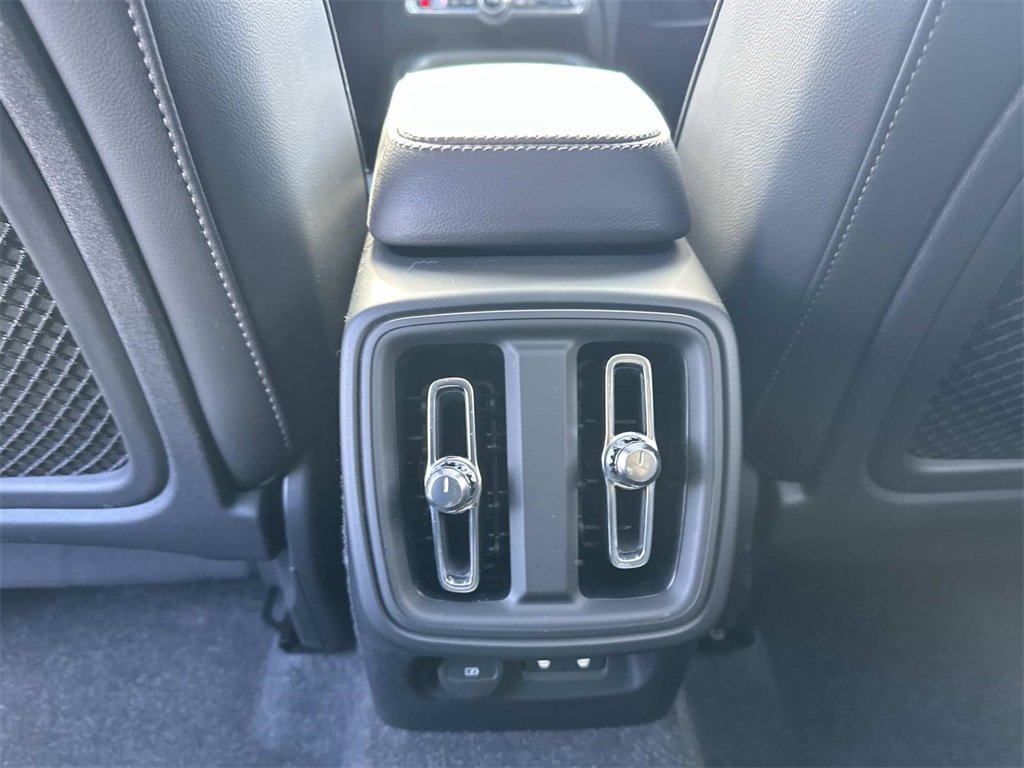 Used 2025 Volvo XC40 B5 Plus image 15