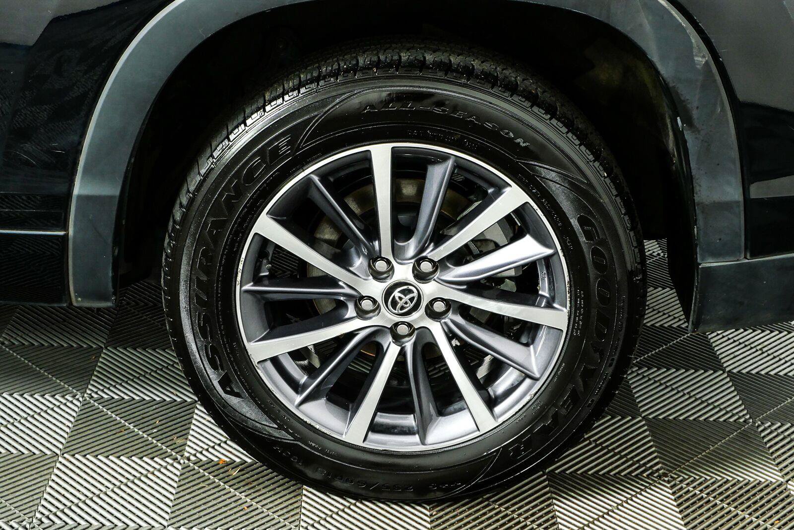 Used 2018 Toyota Highlander XLE FWD image 39
