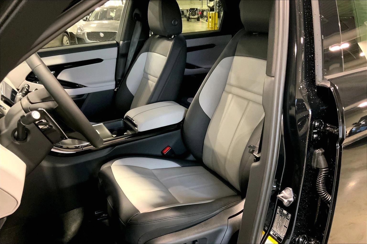 New 2026 Land Rover Range Rover Evoque Dynamic SE image 9