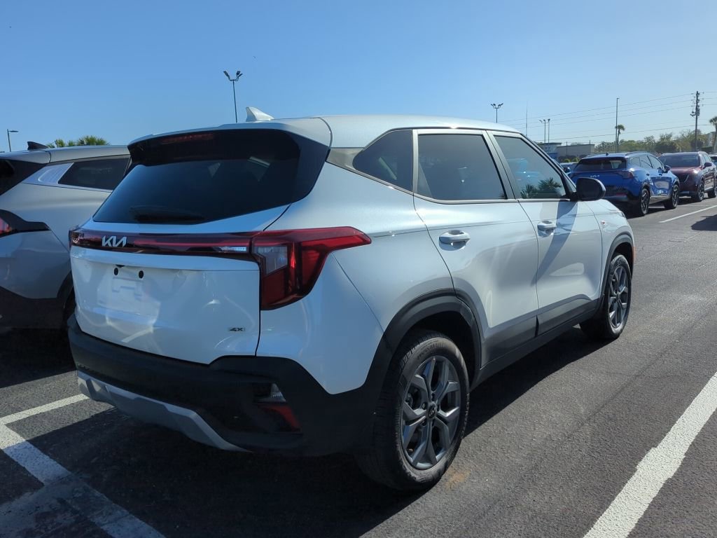 Certified 2025 Kia Seltos LX image 11