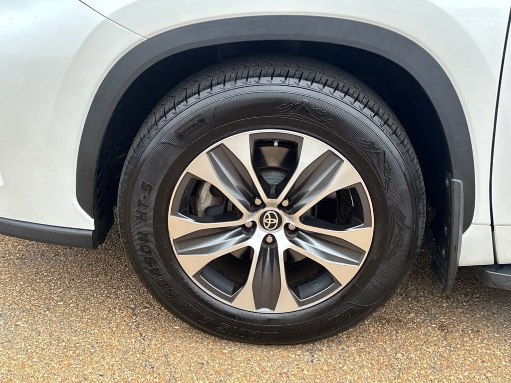 Used 2022 Toyota Highlander XLE image 25