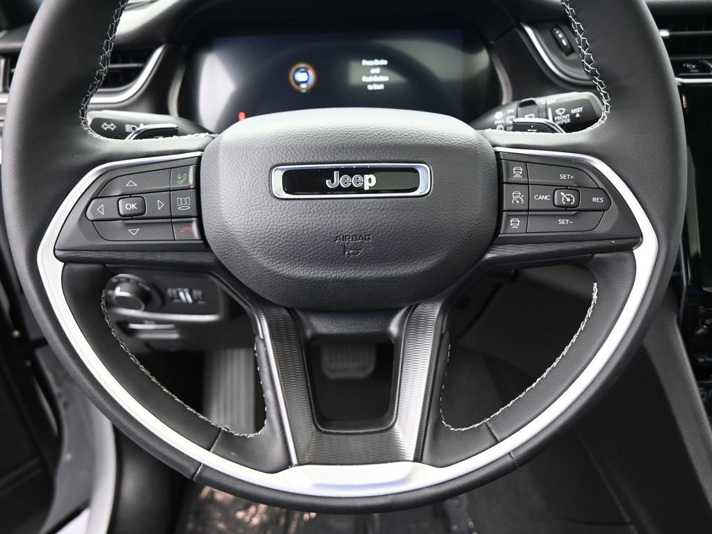 Used 2025 Jeep Grand Cherokee Altitude image 30