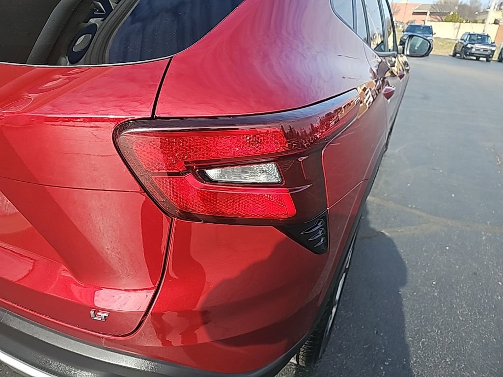 Used 2025 Chevrolet Trax LT w/ LT Convenience Package image 6