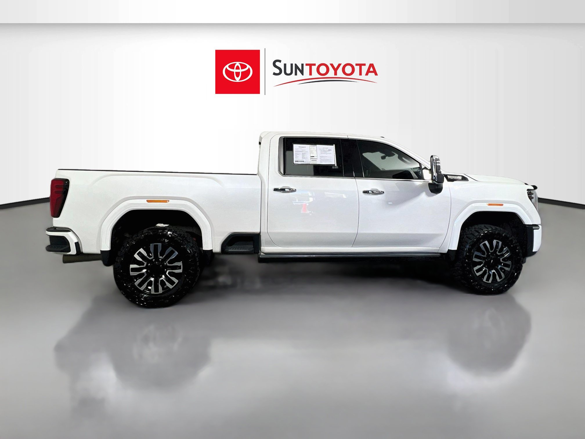 Used 2024 GMC Sierra 2500 Denali Ultimate AWD/4WD image 2