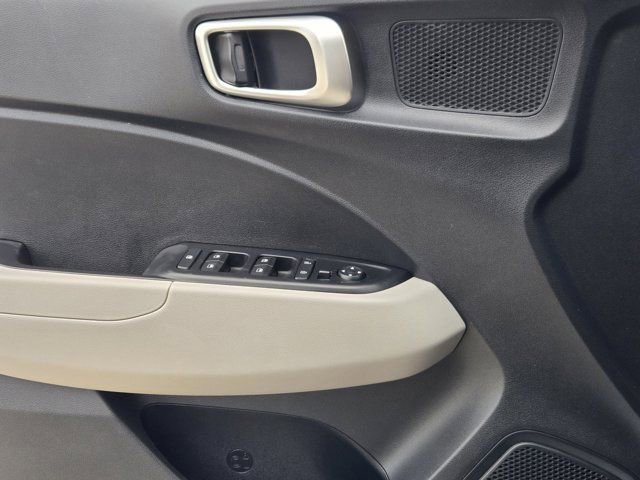 Certified 2025 Hyundai Venue SEL FWD image 23