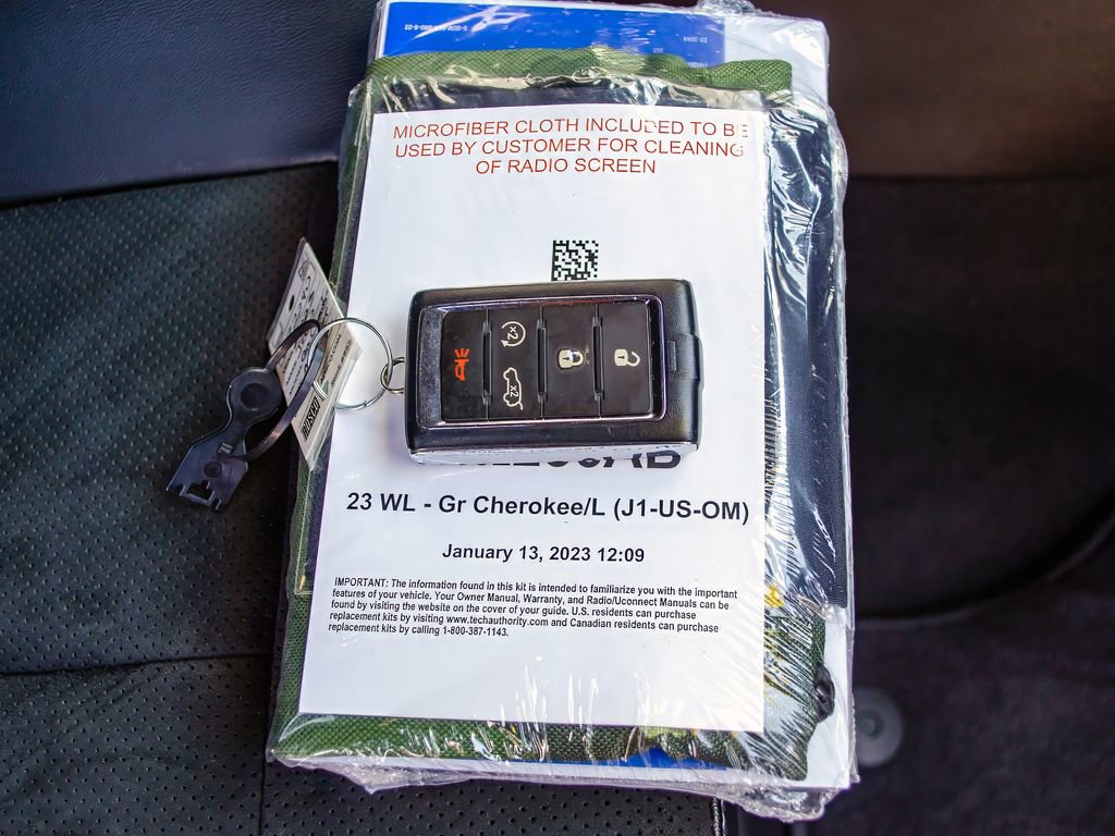 Used 2023 Jeep Grand Cherokee L Laredo image 41