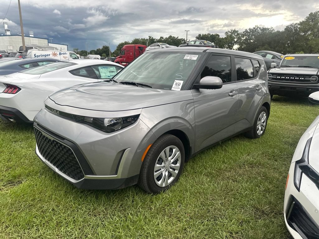 Used 2025 Kia Soul LX FWD image 2