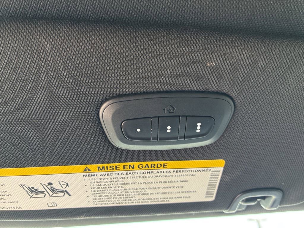 Used 2025 Chrysler Pacifica Select image 17