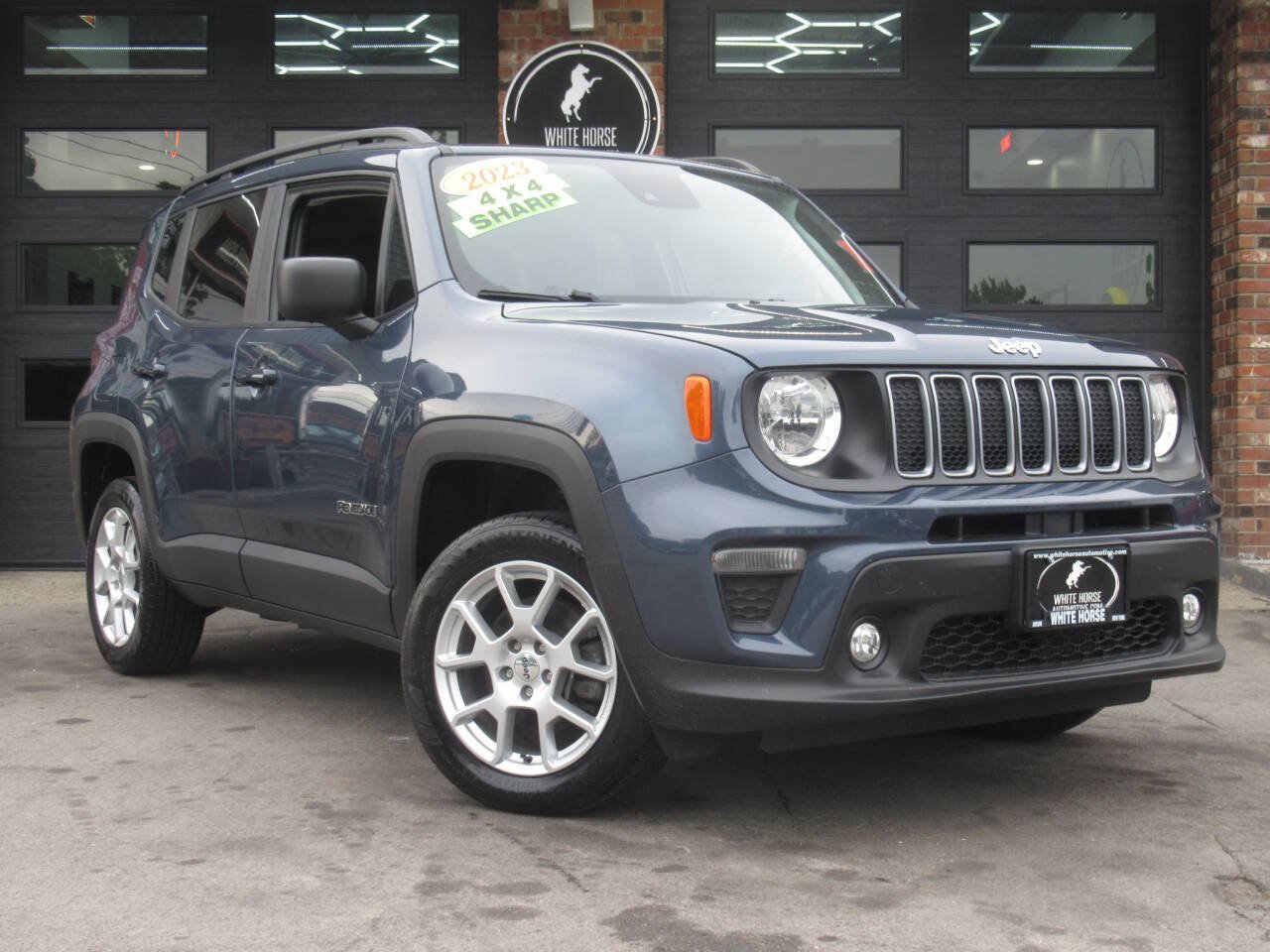 Used 2023 Jeep Renegade Latitude w/ Premium Group AWD/4WD image 2