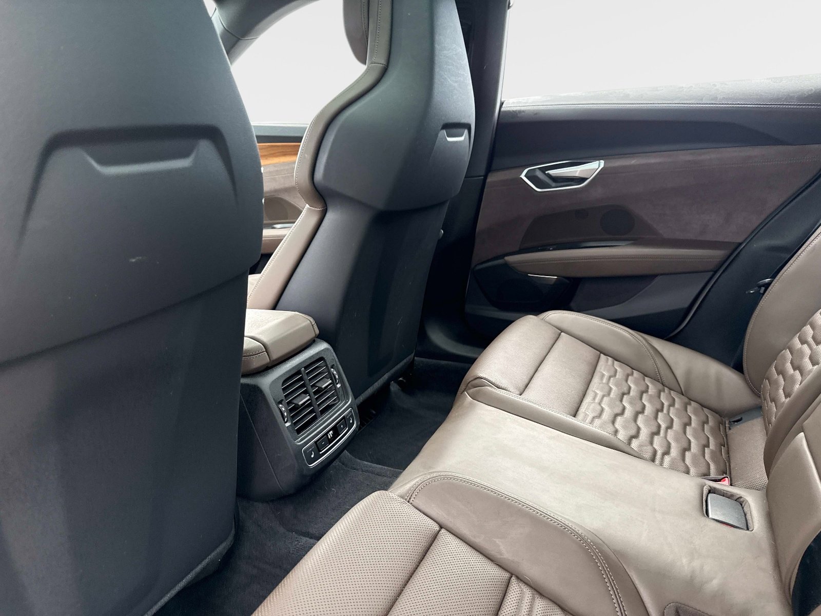 Used 2023 Audi e-tron GT Prestige image 15