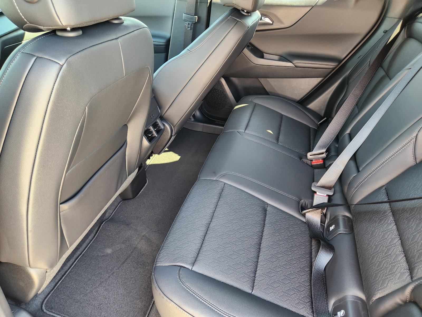 New 2027 Chevrolet Equinox LT w/ Convenience Package II FWD image 23