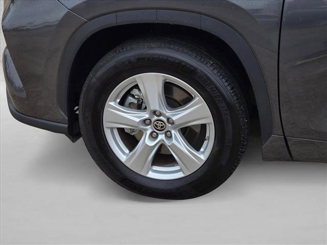 Used 2025 Toyota Highlander LE FWD image 22