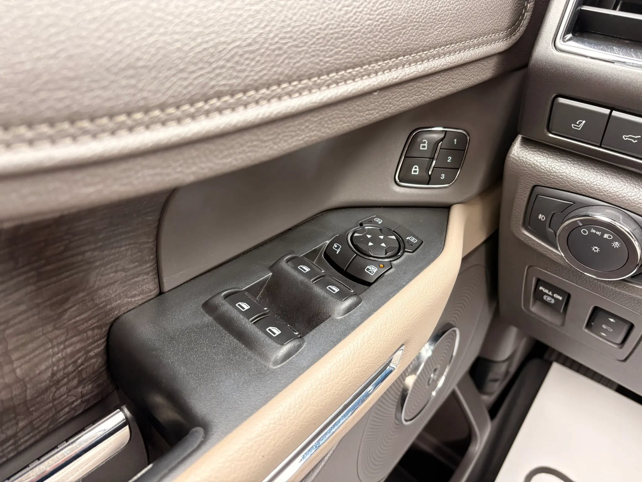 Used 2019 Ford Expedition Limited w/ Special Edition Package AWD/4WD image 30