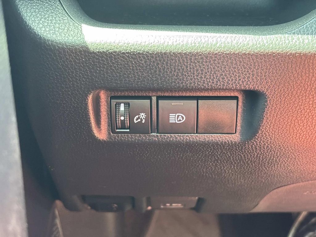 Used 2019 Toyota RAV4 LE FWD image 24