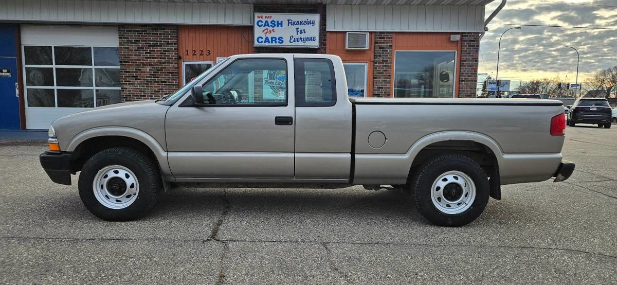 Used 2003 Chevrolet S10 Pickup 4x4 Extended Cab w/ Cold Climate Package image 1