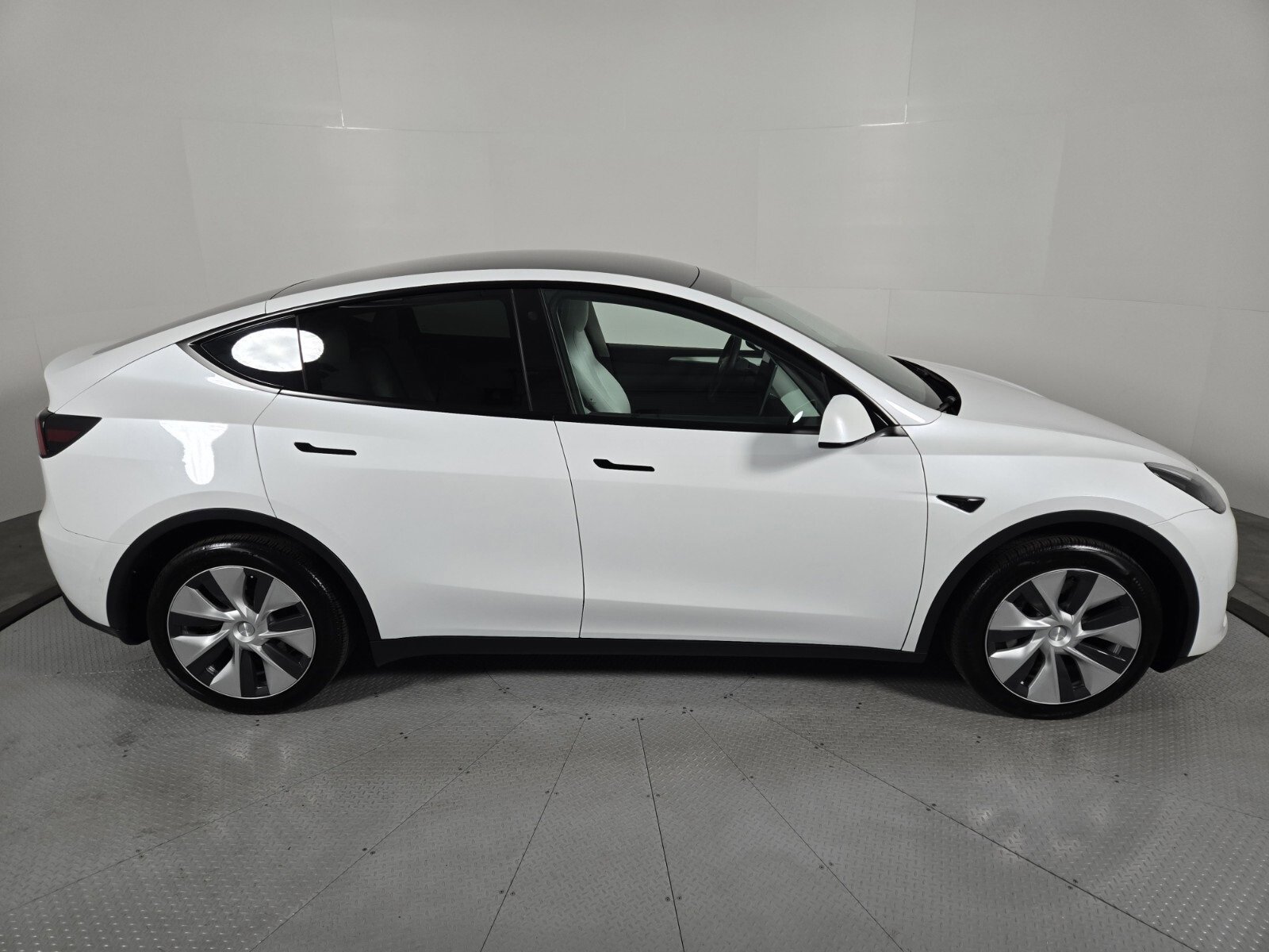 Used 2022 Tesla Model Y Long Range image 6