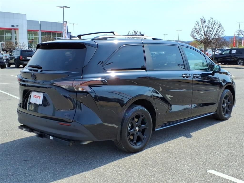 Used 2025 Toyota Sienna XLE Woodland Edition image 4