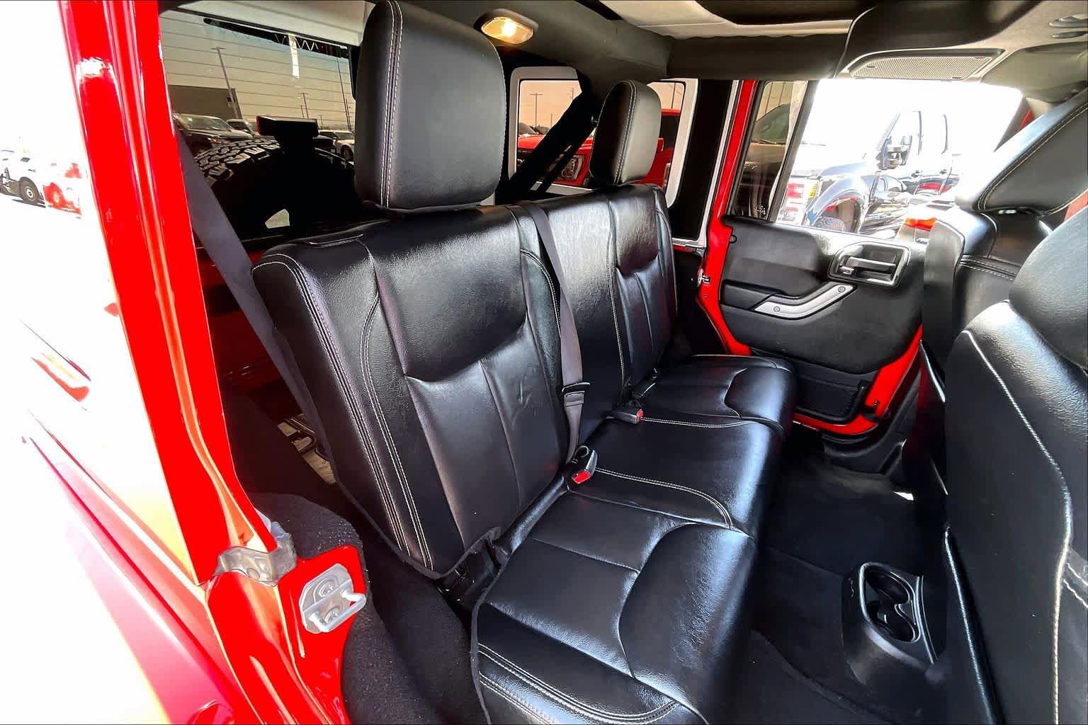 Used 2017 Jeep Wrangler Unlimited Sahara w/ Connectivity Group AWD/4WD image 18