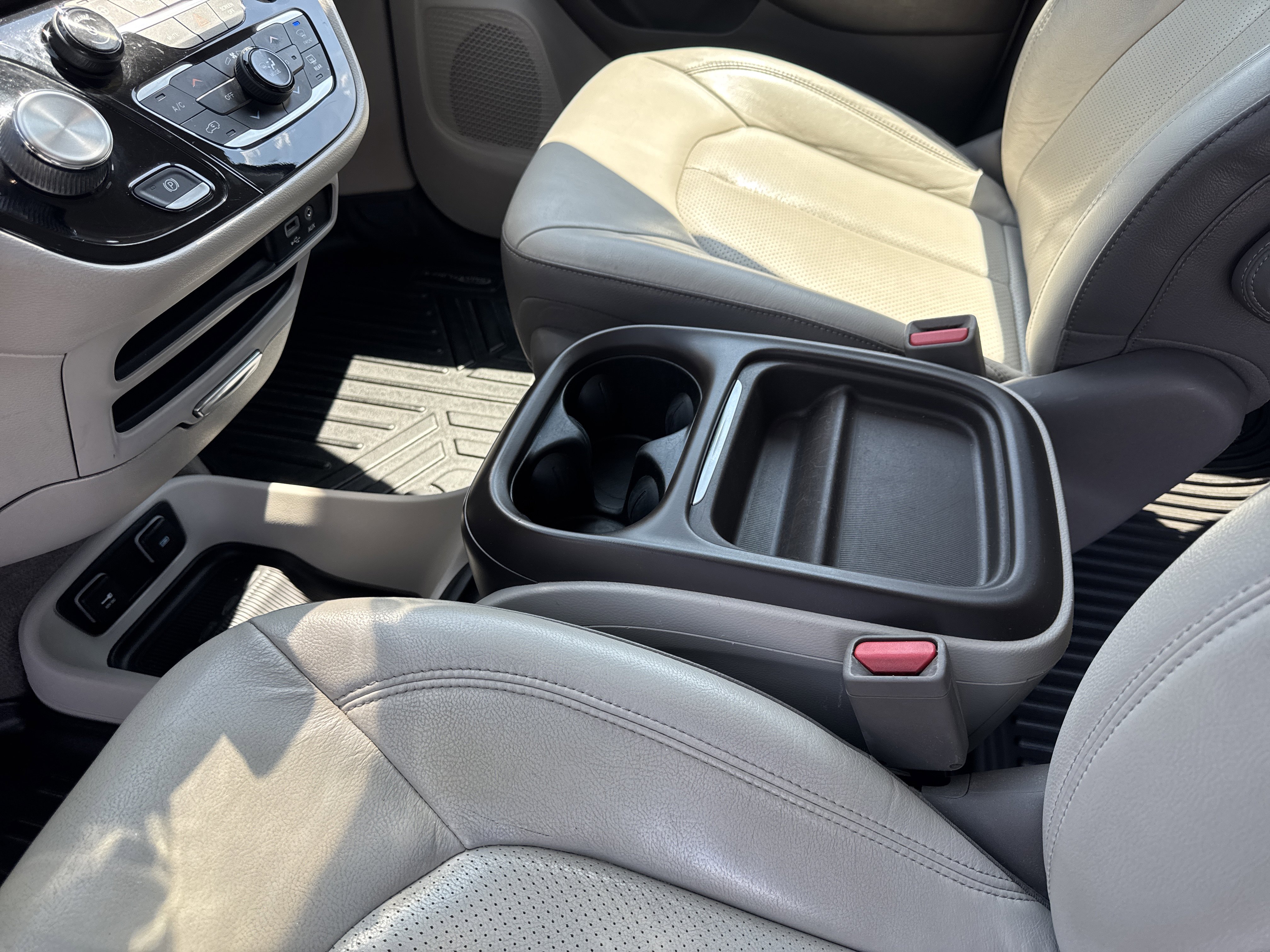 Used 2018 Chrysler Pacifica Touring-L w/ Advanced Safetytec Group image 15