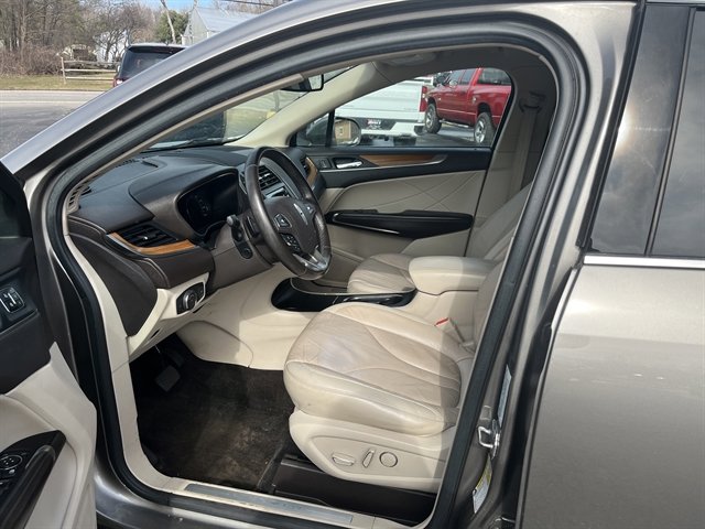 Used 2017 Lincoln MKC Select w/ Select Plus Package FWD image 21