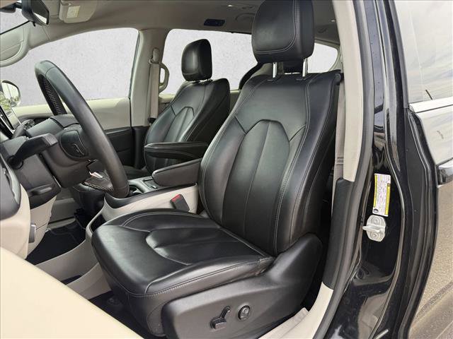 Used 2023 Chrysler Pacifica Touring-L FWD image 7