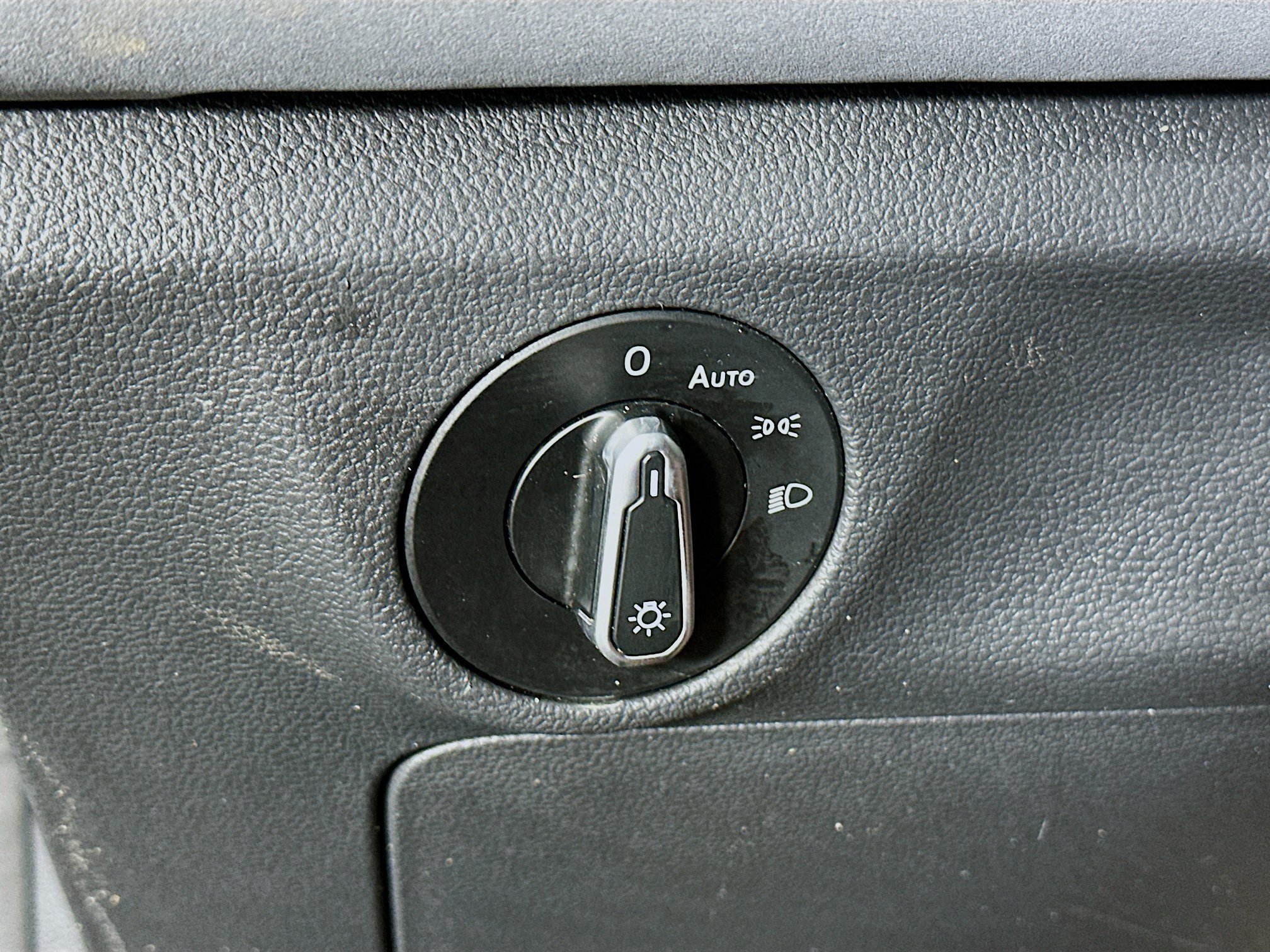 Used 2025 Volkswagen Jetta SE FWD image 17