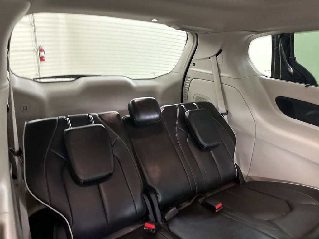 Used 2022 Chrysler Pacifica Limited w/ Uconnect Theater Family Group image 25