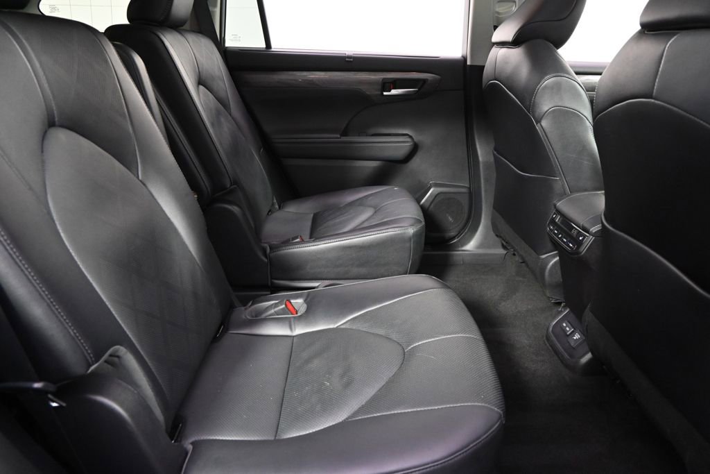 Used 2023 Toyota Highlander Platinum image 18