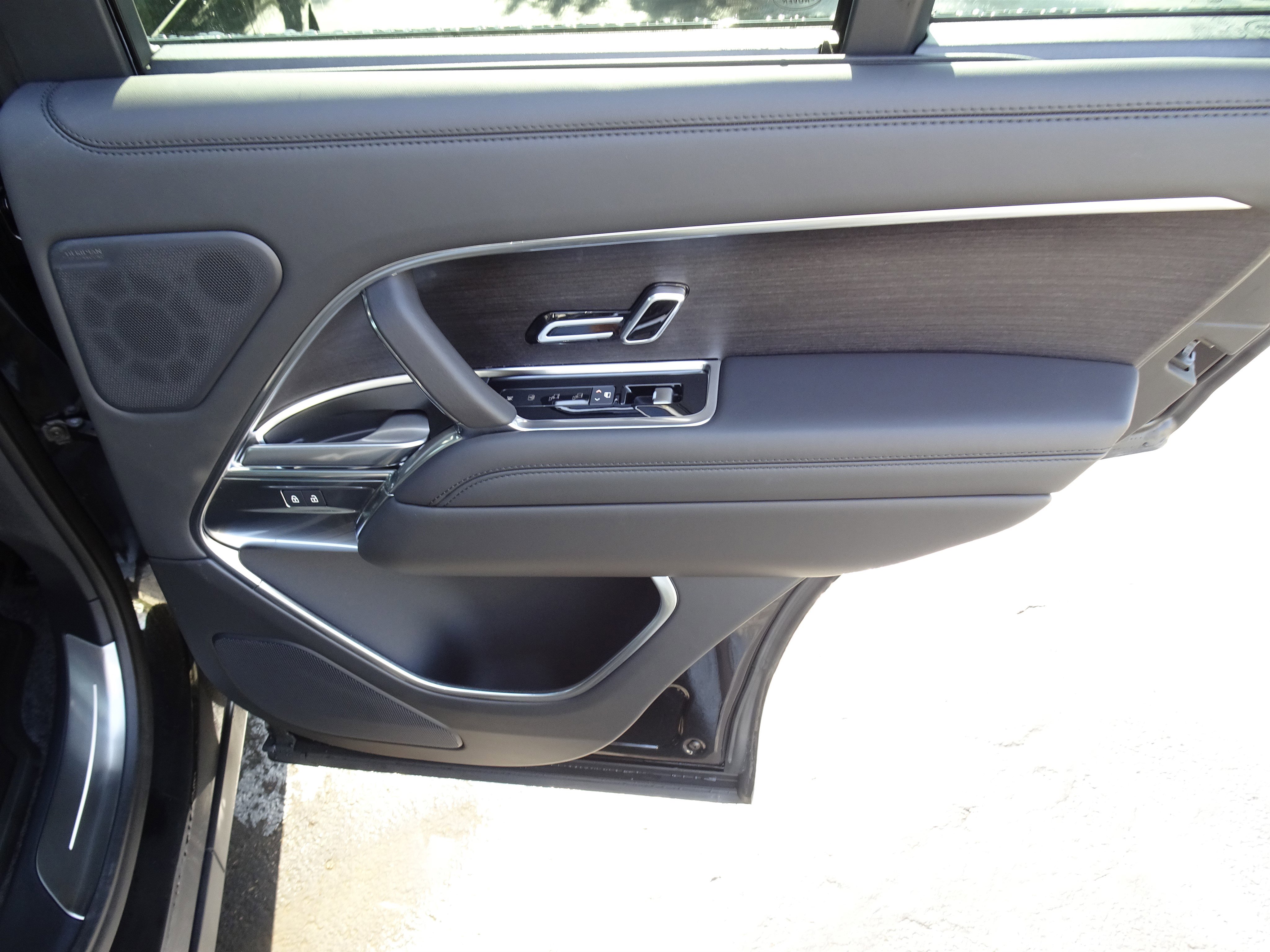 Certified 2025 Land Rover Range Rover SE image 24