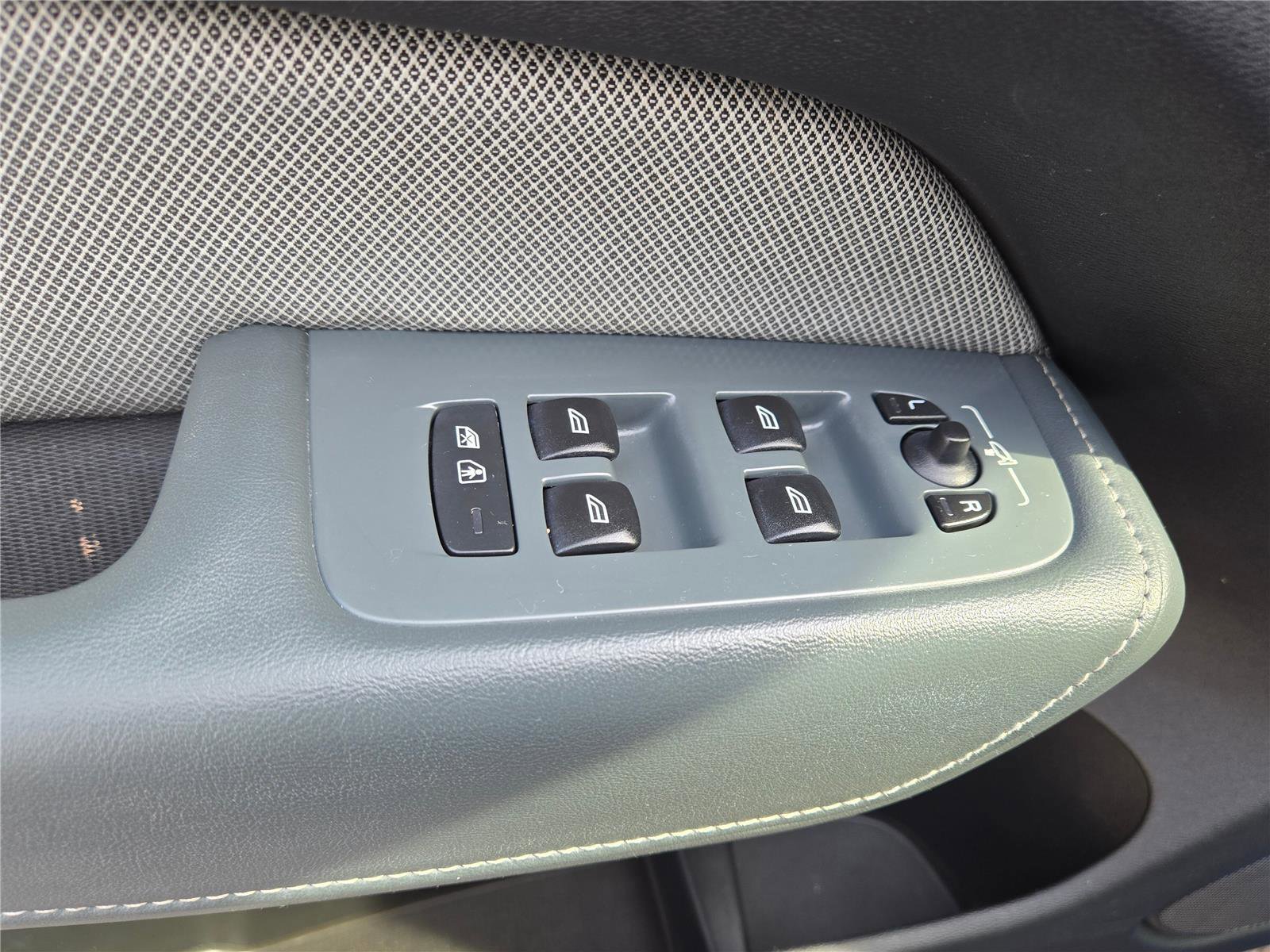 Used 2020 Volvo XC60 T5 R-Design image 24