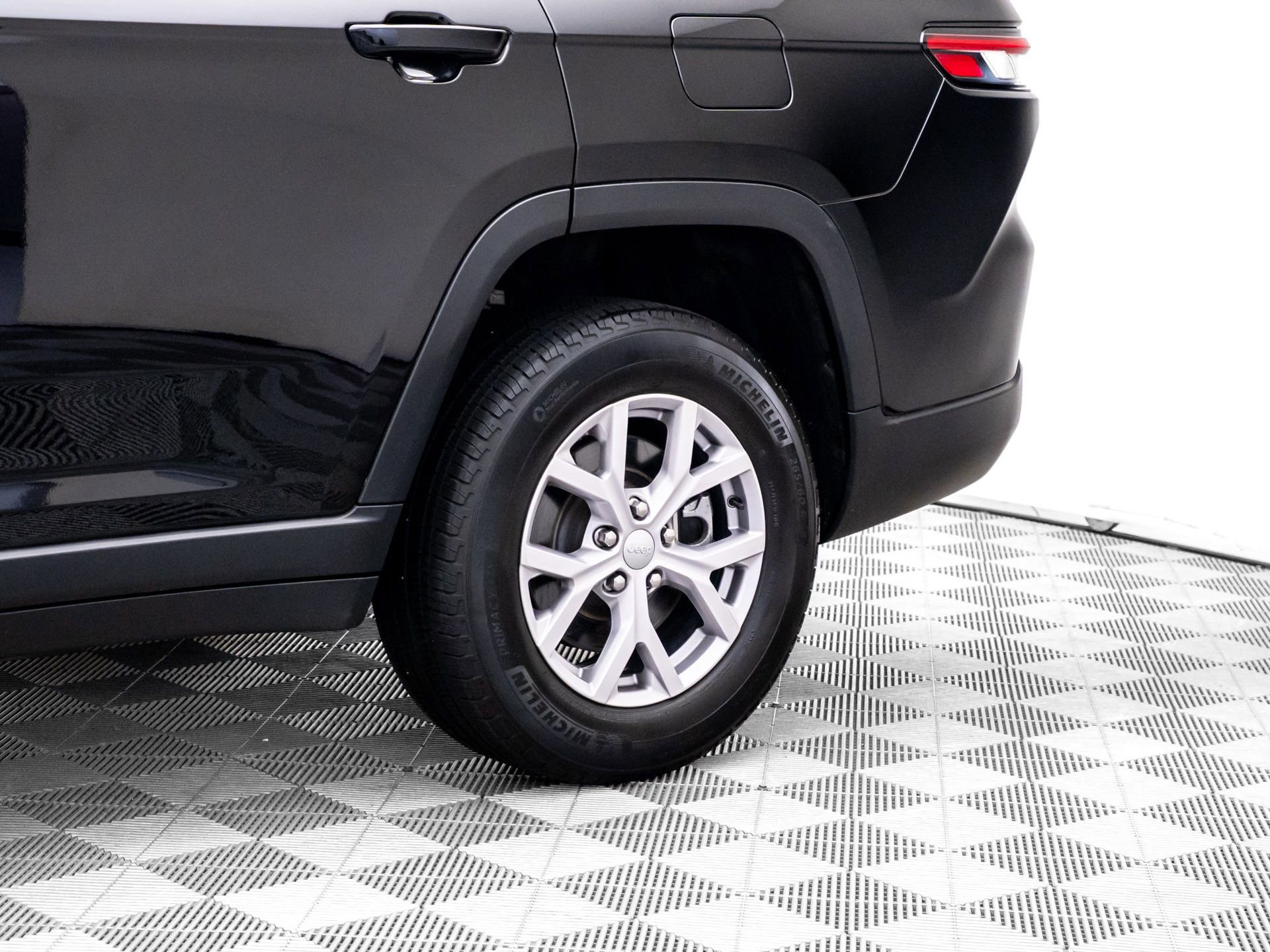 Used 2022 Jeep Grand Cherokee L Limited AWD/4WD image 36