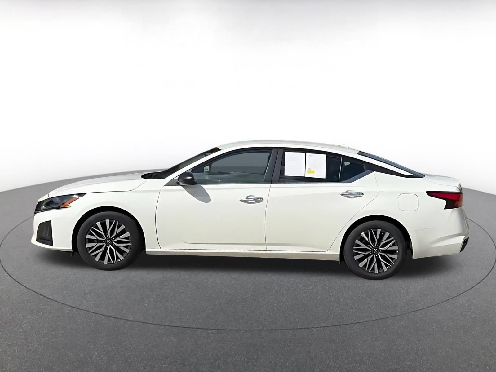 Used 2025 Nissan Altima 2.5 SV FWD image 9