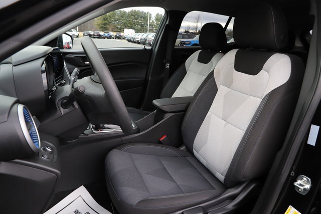 Used 2025 Chevrolet Trax LS image 11