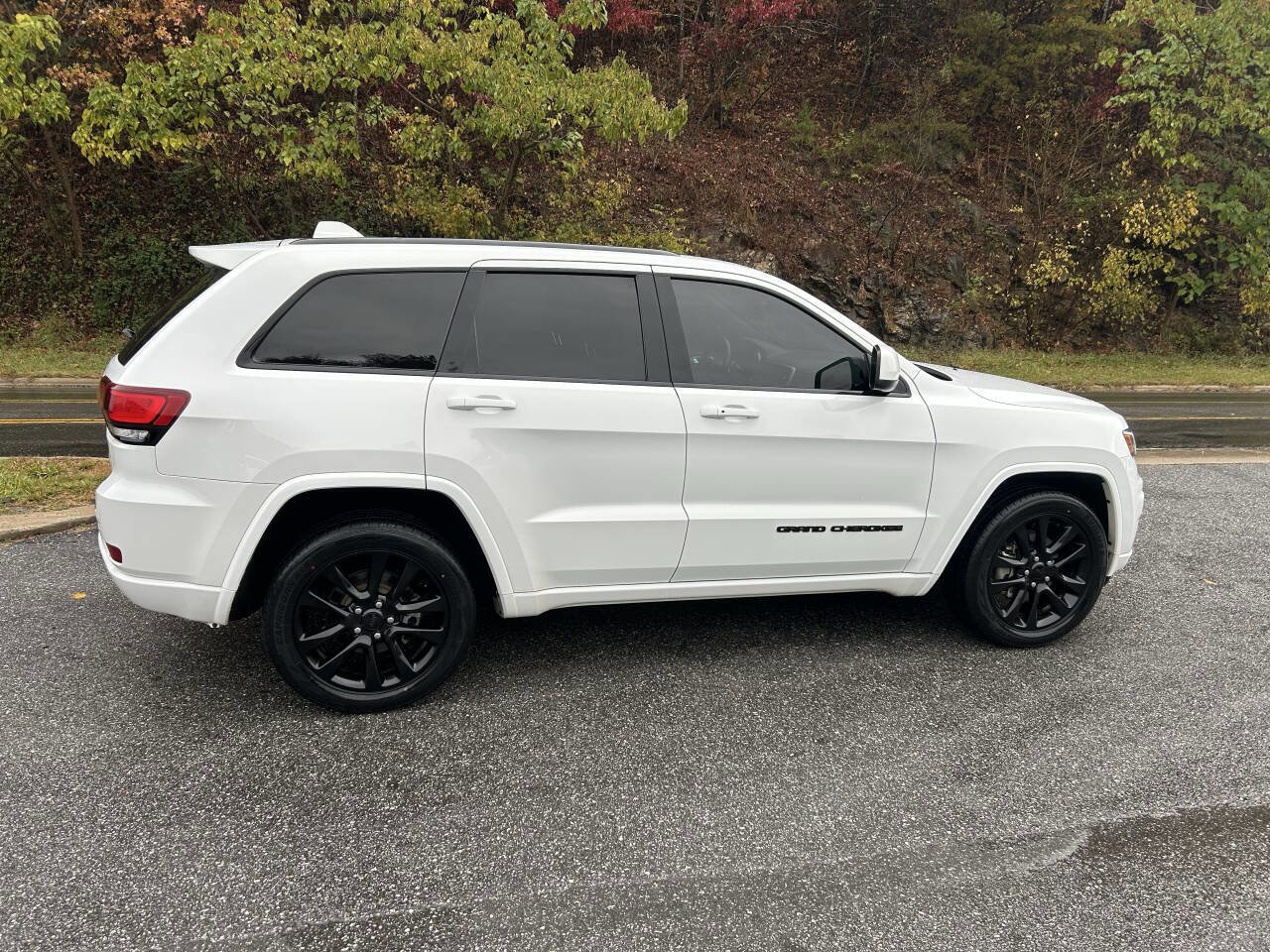 Used 2017 Jeep Grand Cherokee Altitude image 9