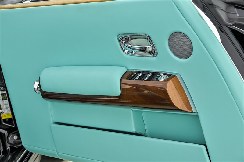 Used 2013 Rolls-Royce Phantom Drophead Coupe RWD image 17