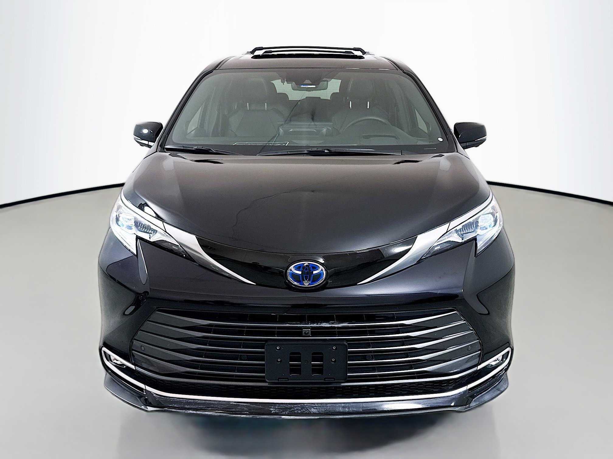 Used 2025 Toyota Sienna Platinum FWD image 2