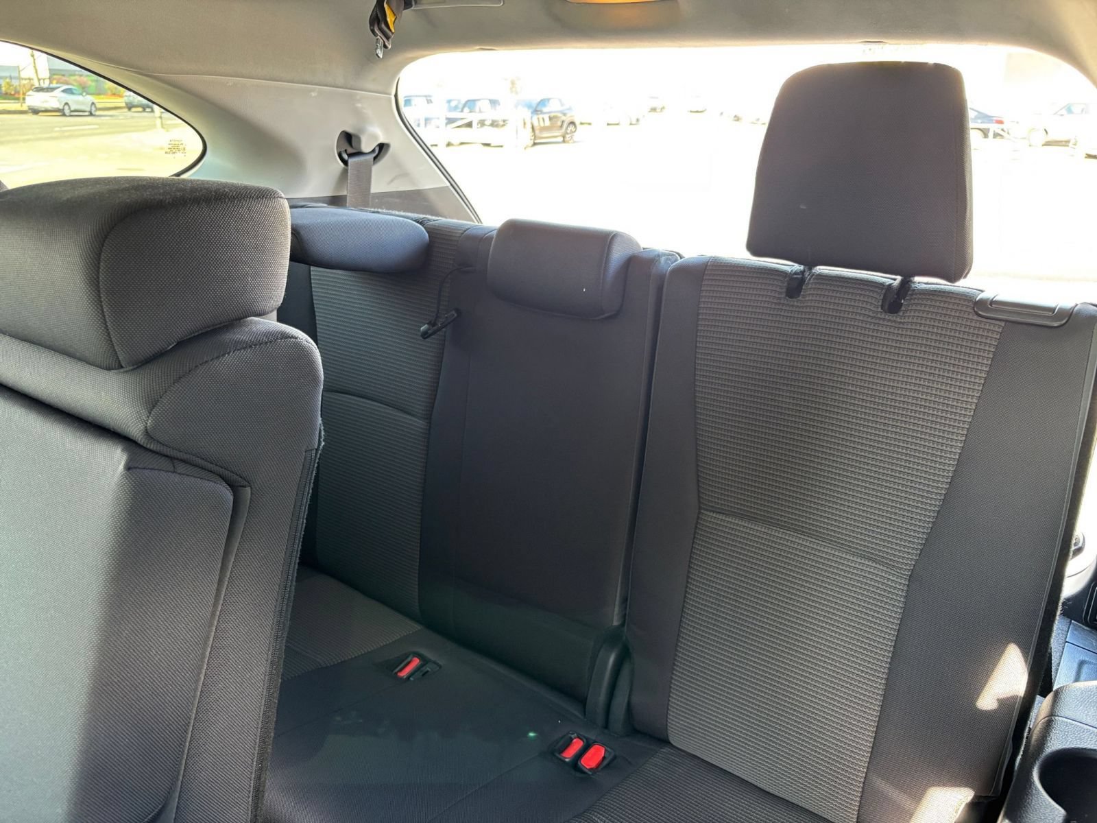 Used 2025 Toyota Highlander LE FWD image 27