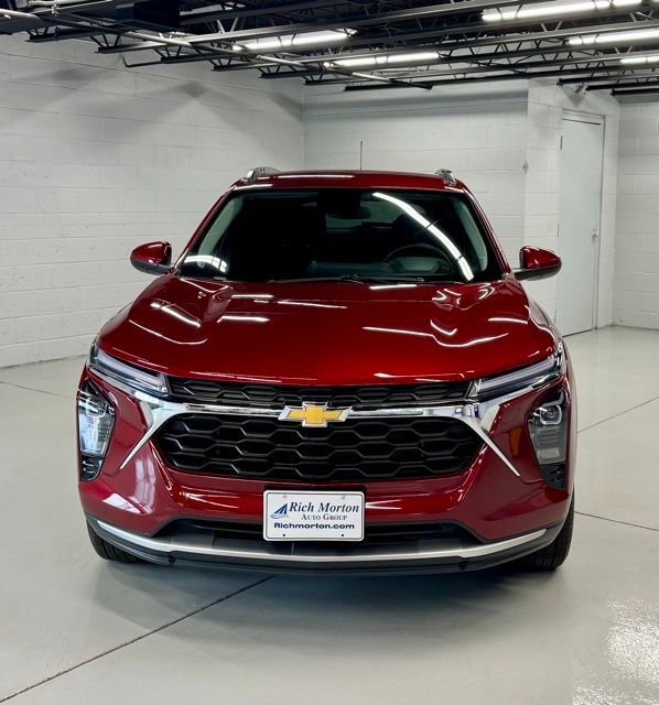 Used 2025 Chevrolet Trax LT w/ LT Convenience Package FWD image 8
